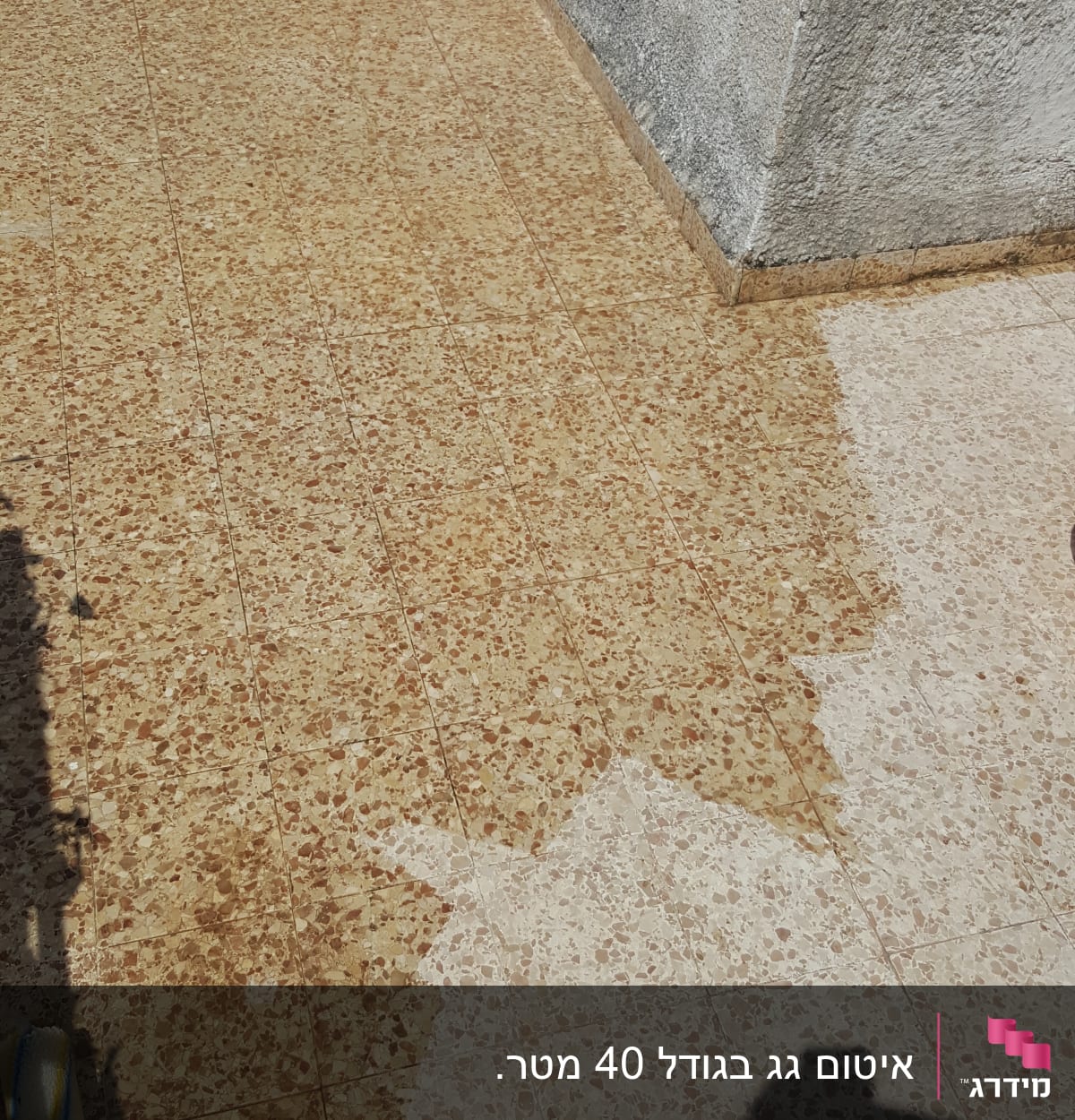 רצפת גג עם רולר צביעה וכתמי מים